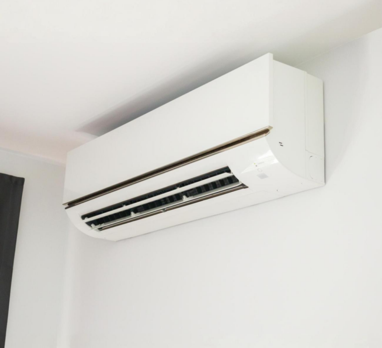 Klimatyzator ścienny zamontowany pod sufitem