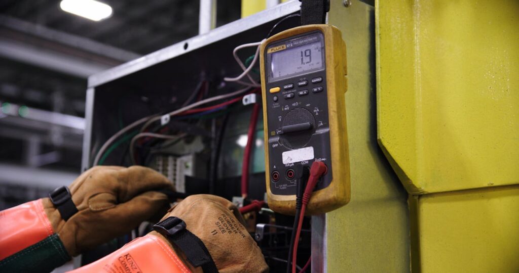 Pomiar instalacji elektrycznej miernikiem w szafie sterowniczej