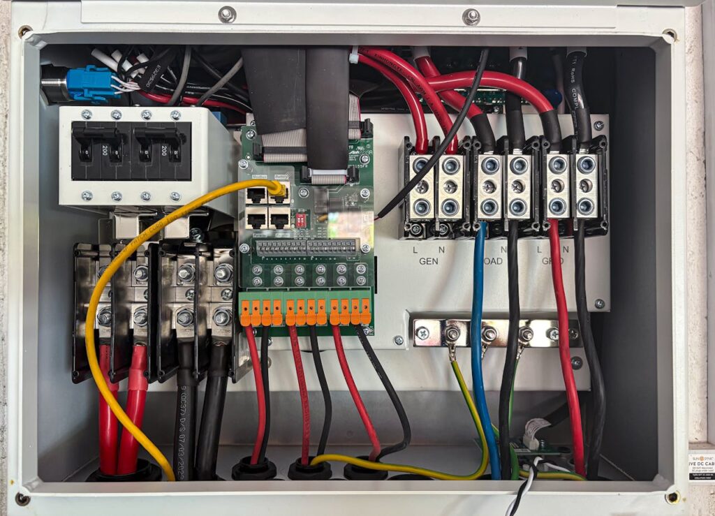 Wnętrze rozdzielnicy elektrycznej z okablowaniem i aparaturą modułową