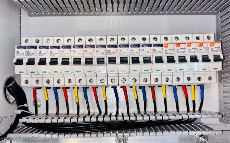 Wyłączniki nadprądowe w rozdzielnicy elektrycznej